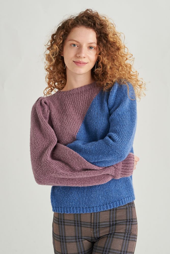 gebreide trui met een diagonale verdeling van blauw en lila