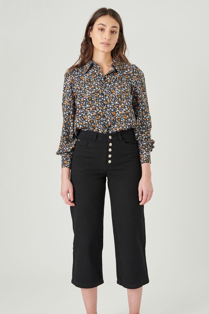 Zwarte 24Colours blouse met oranje bloemenprint combineert mooi met bijvoorbeeld een zwarte broek