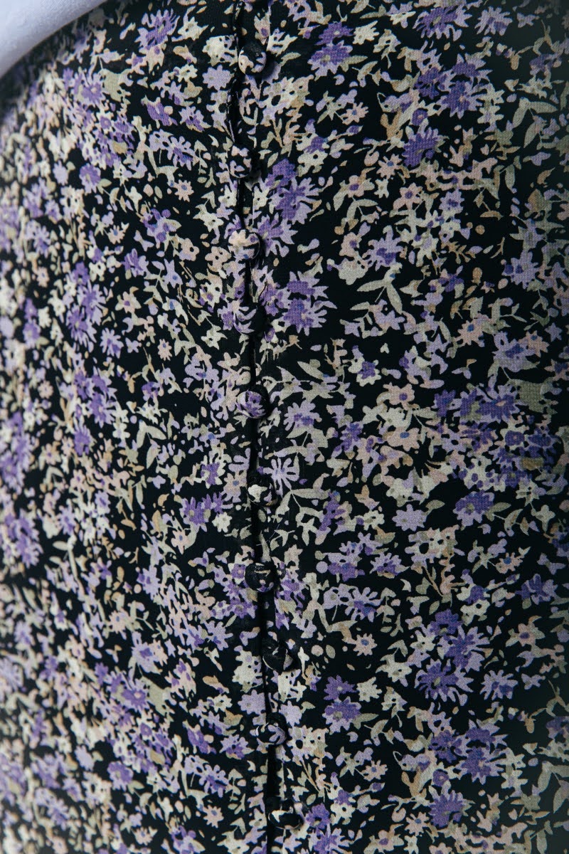 Detail van de mooie print van Rive high low skirt in de kleuren paars, geel en mint.