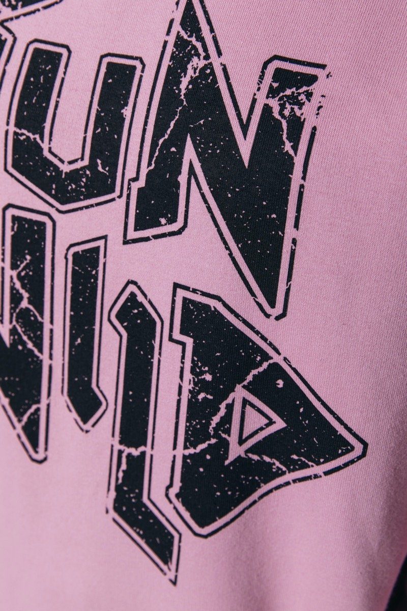 Detail van opdruk van de roze sweater van colourful rebel met Run Wild opdruk