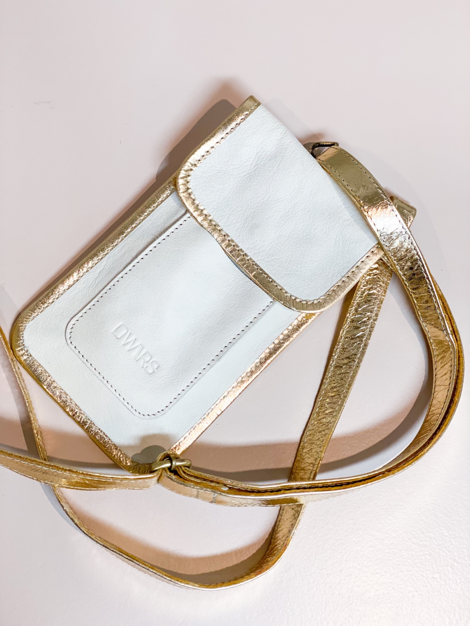 Telefoontas in de kleur off-white met goudkleurige rand en goudkleurig verwisselbaar tas hengsel