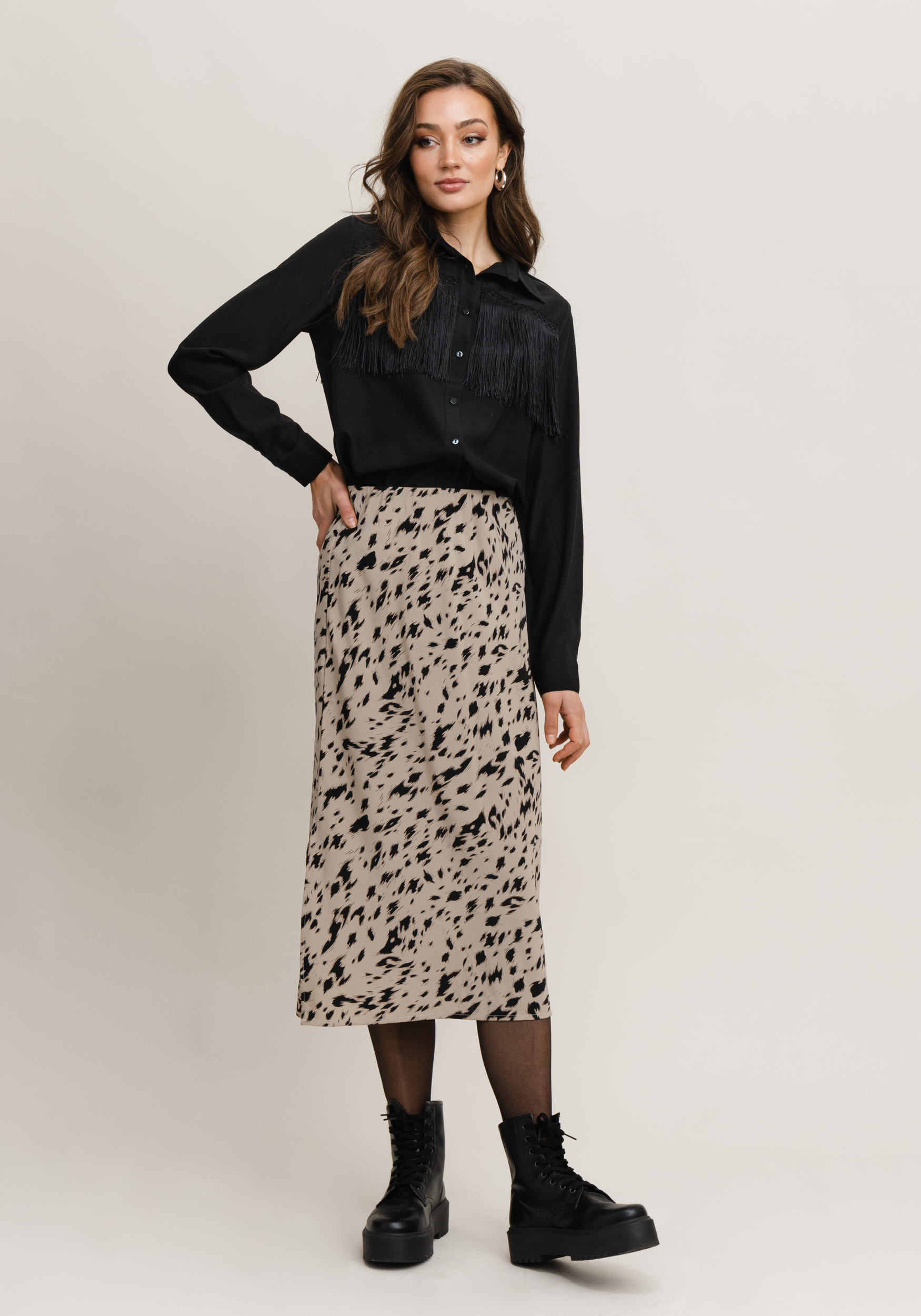 Rut & Circle Gwen Skirt Beige/Black Print gecombineerd met de Zana Fringe blouse