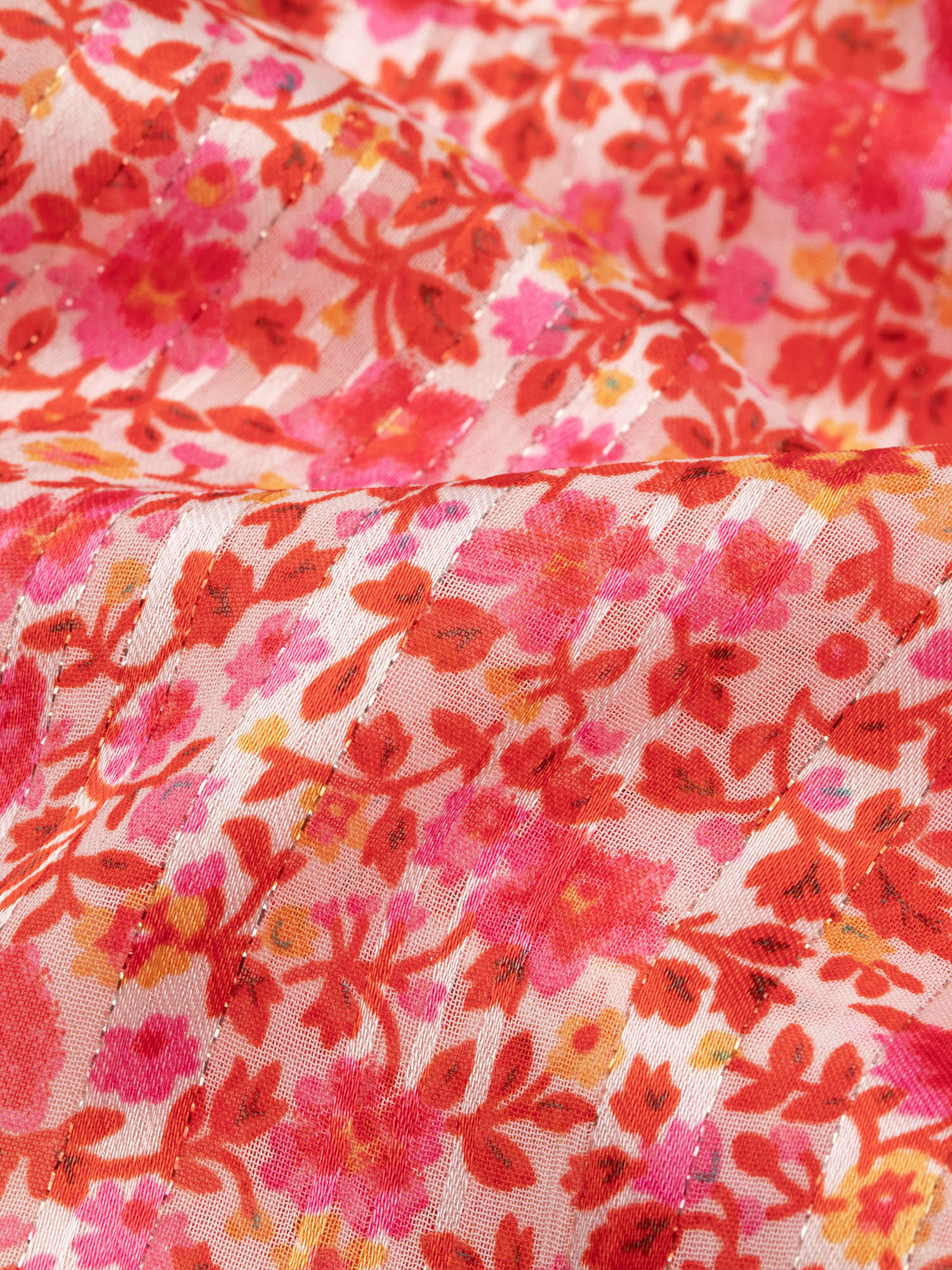 Print detail van Ydence top jaimy  bloemenprint in de kleuren roze, wit, rood en oranje