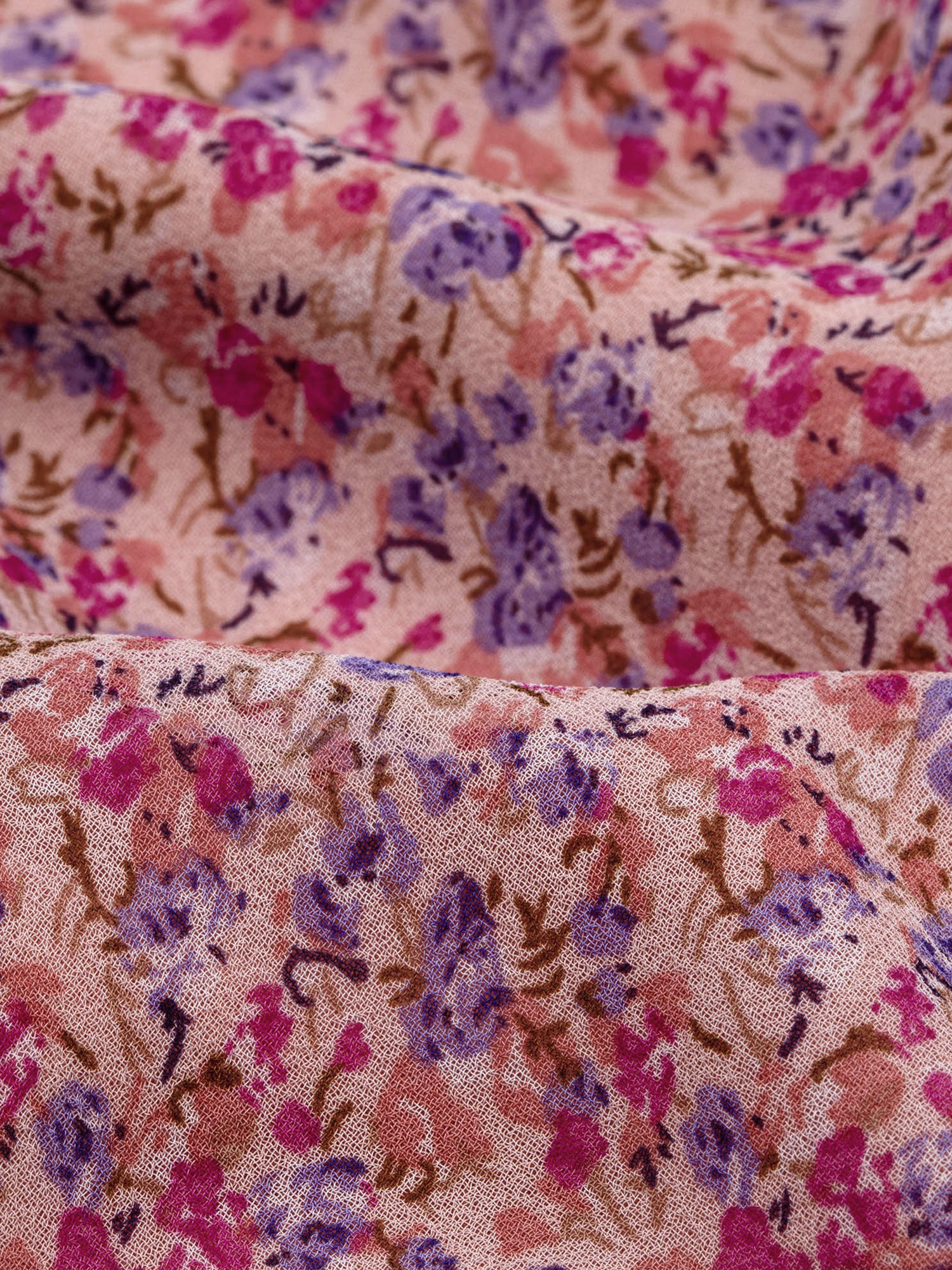 Detailfoto van de mooie bloemenprint van Ydence Top Reese. lichtroze van kleur met lila en roze bloemen. Lichtroze met lila e