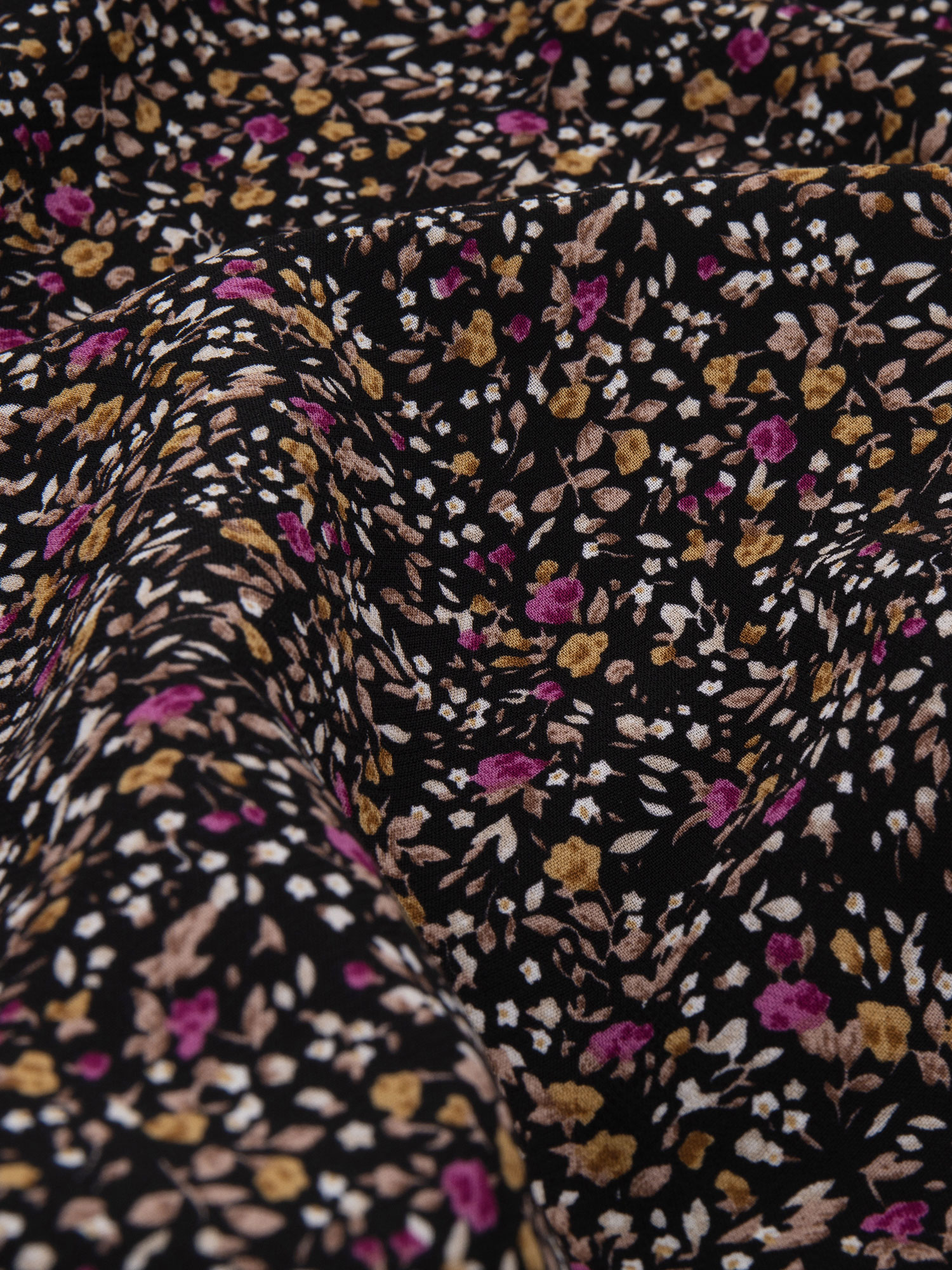 Close-up van Ydence Dress Judy Black flower print, zwarte jurk met bloemenprint