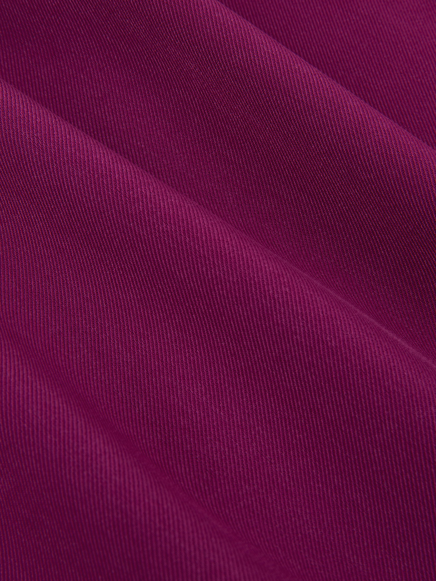 detail van de kleur en stof van Ydence Pants Solange Purple. Mooie diep paars/roze kleur
