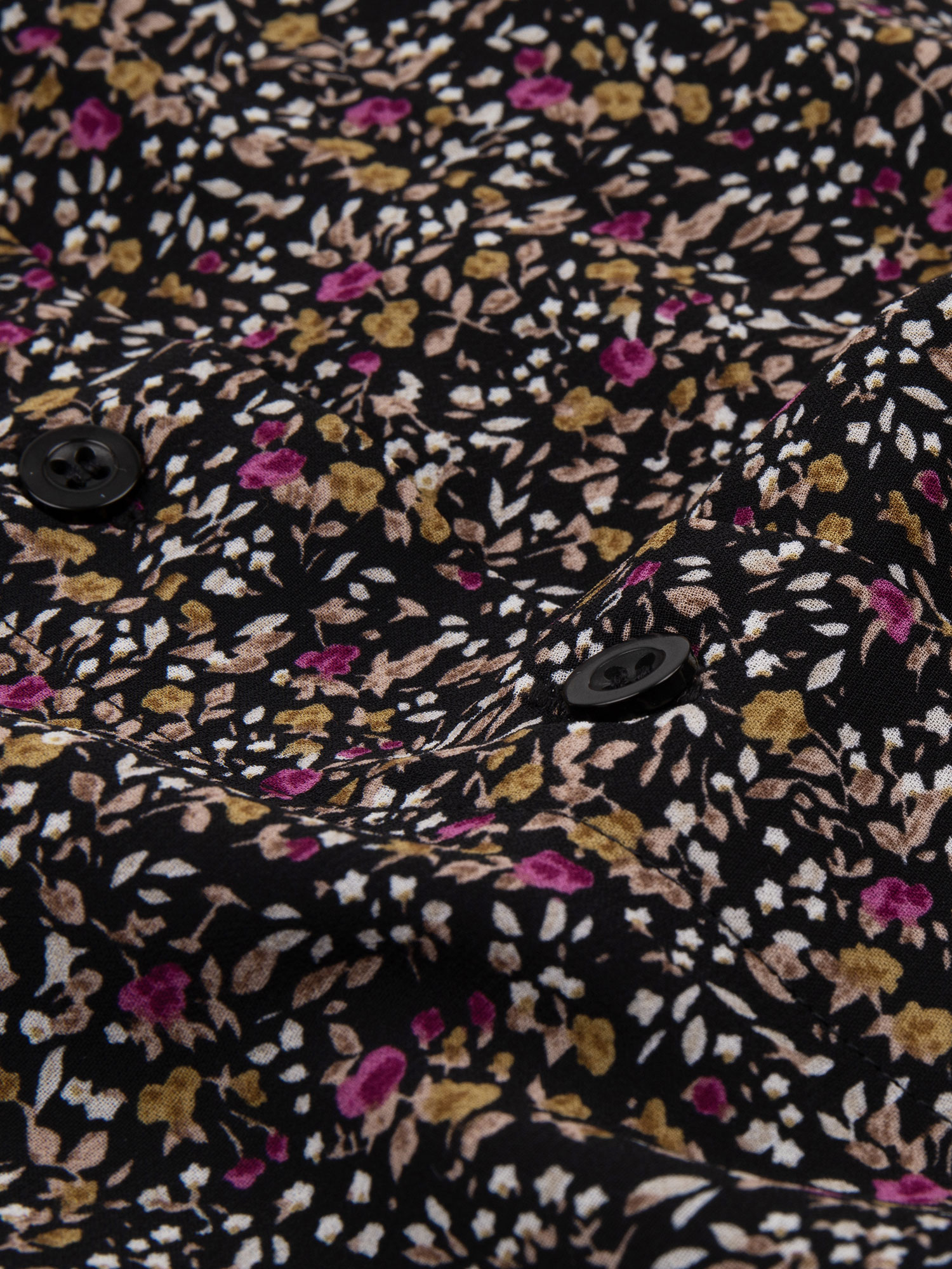 Close-up van Ydence Skirt Leoni Black flower print. Zwart rokje met bloemenprint in de kleuren roze/paars, olijfgroen, wit en