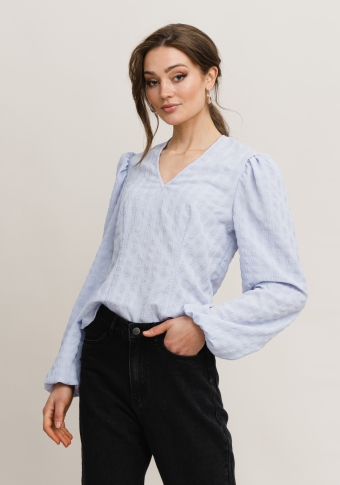 Rut & Circle Lichte aangesloten blouse met v-hals, mooie bewerking in de stof en lange pofmouwen in de kleur blauw lila