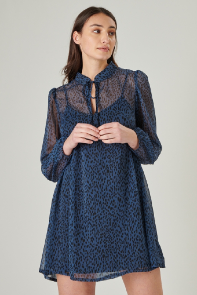 Korte blauwe jurk met zwarte print van 24Colours