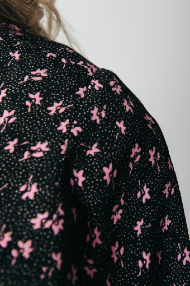 detail van de kleine bloemenprint van Telsi Ditzy Flower black in de kleur roze met kleine witte stipjes