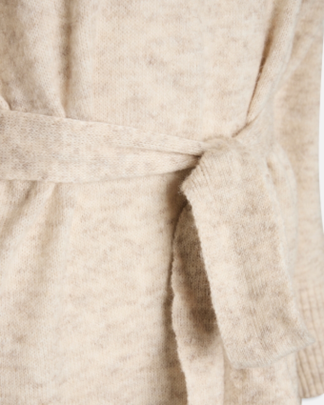 Close up van Sisters Point Lui jurk met gemêleerde beige gebreide jurk met afneembaar ceintuur