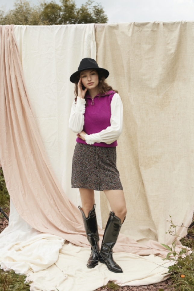 Outfit met Ydence rok Leonie black flower gecombineerd met Spencer opal purple en zwarte cowboy boots