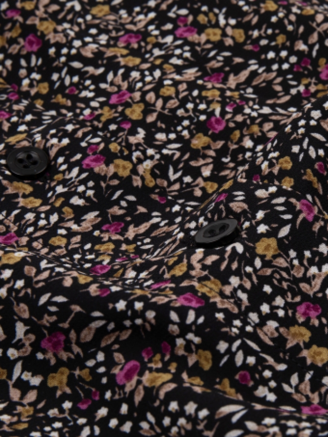 Close-up van Ydence Skirt Leoni Black flower print. Zwart rokje met bloemenprint in de kleuren roze/paars, olijfgroen, wit en